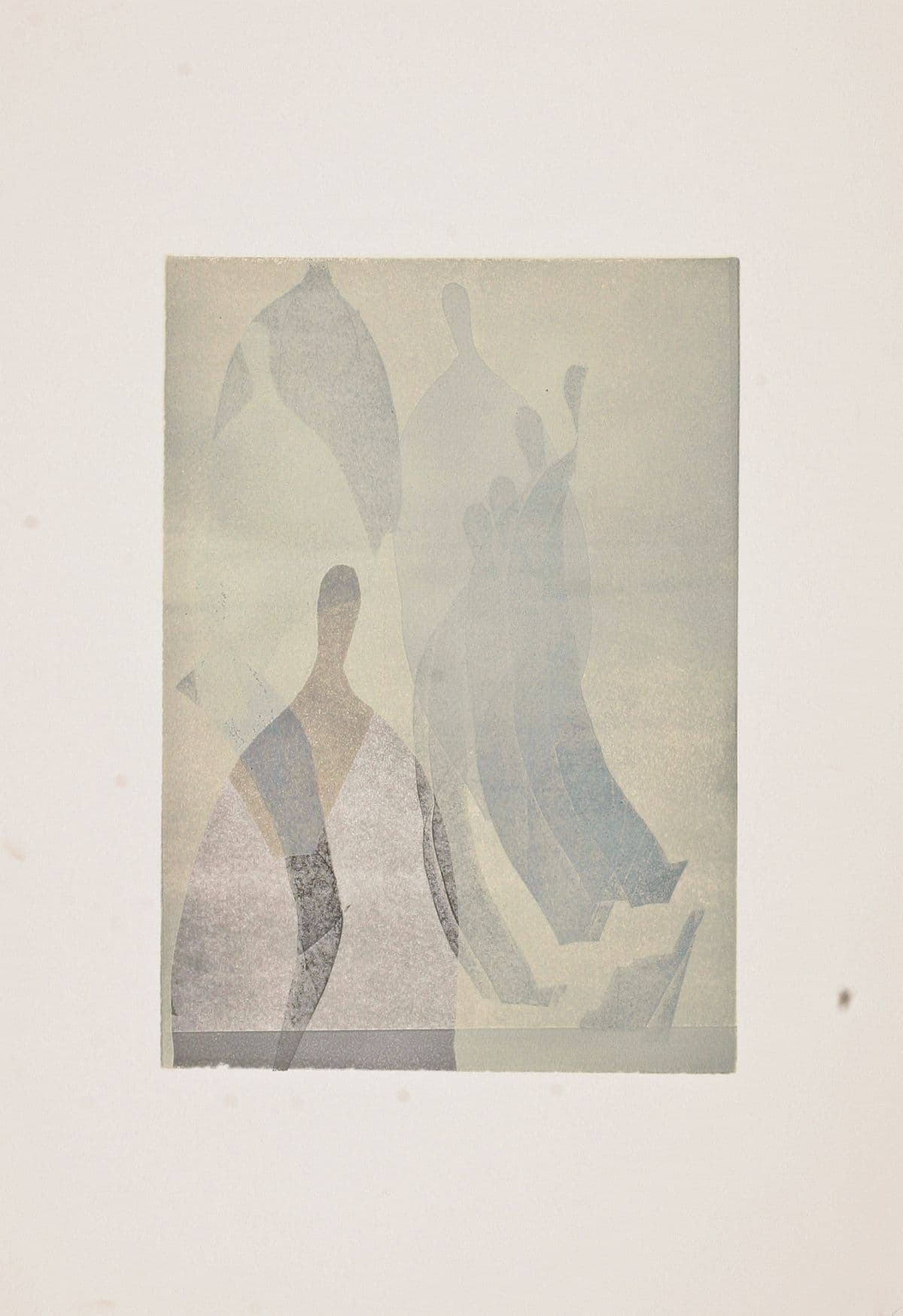 Eine helle, fast neblige Komposition in zarten Grau- und Blautönen. Mehrere transparente, schemenhafte Figuren überlagern sich und scheinen im Raum zu schweben.