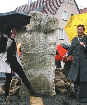 Enthüllung der Skulptur Die Liebenden